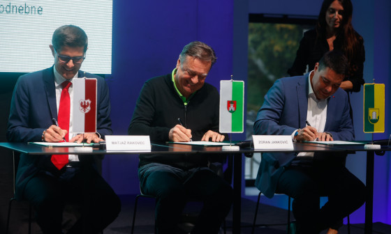 župani podpisujejo zavezo