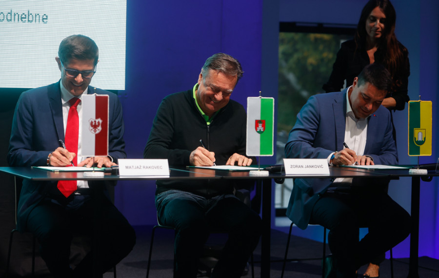 župani podpisujejo zavezo