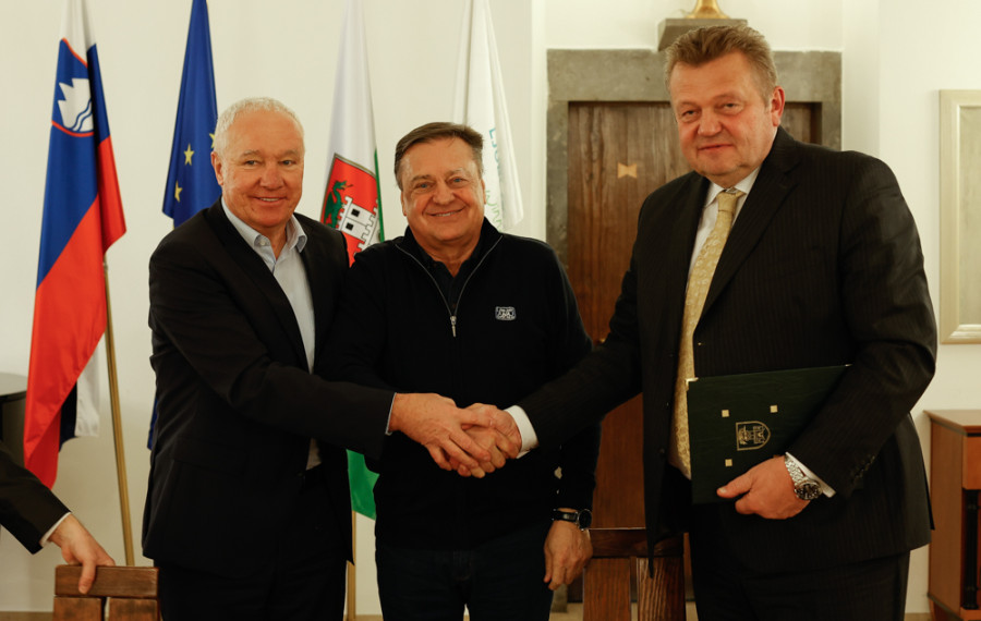 Direktor Energetike Ljubljana Samo Lozej, župan Mestne občine Ljubljana Zoran Janković in direktor družbe ELES Aleksander Mervar. Foto: N. Rovan