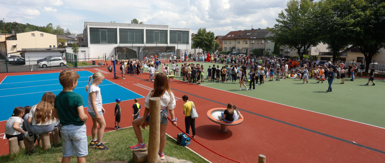 otvoritev solskega igrisca na OS Vrhovci Foto: N. Rovan