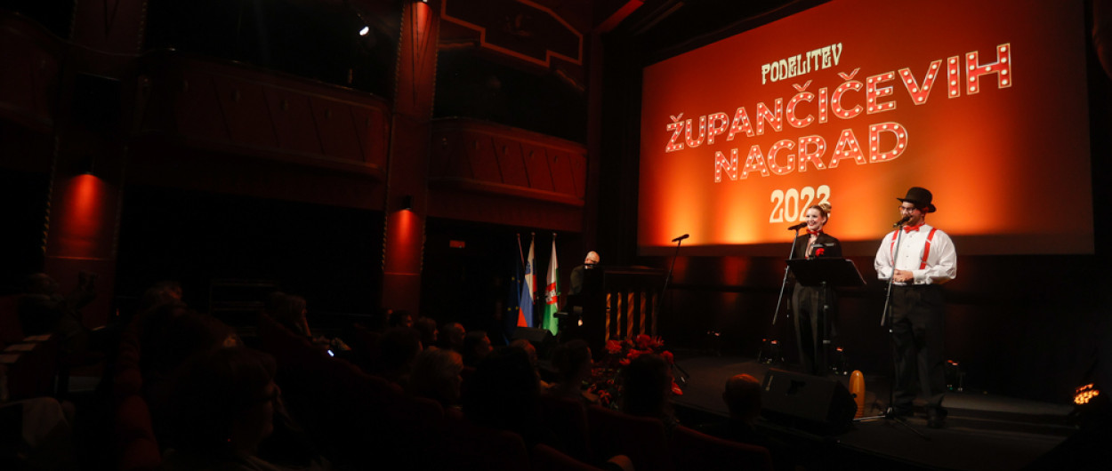 pogled na oder z zaslonom