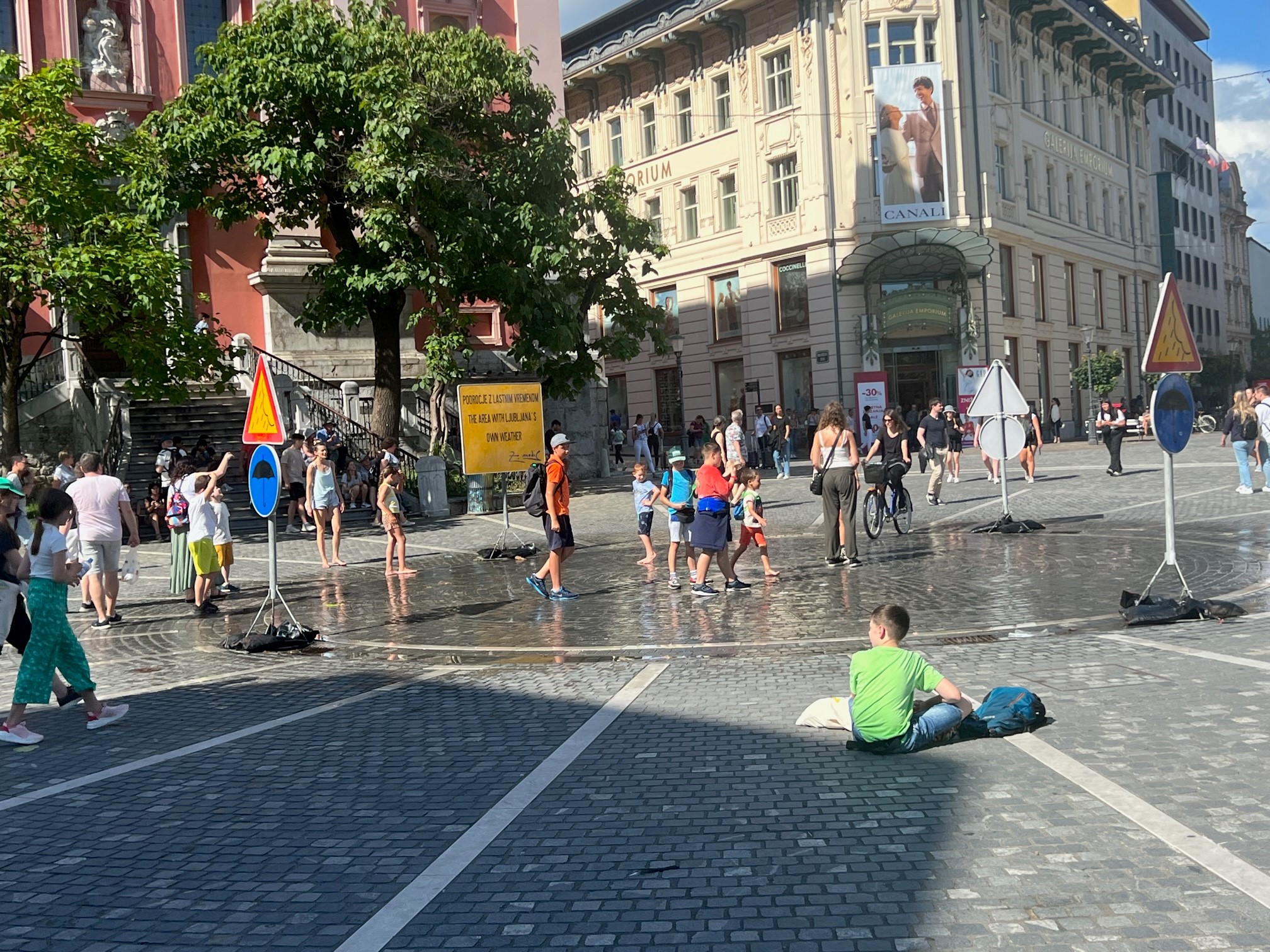 20230704 Dez na Presernovem trgu obmocje z lastnim vremenom KZirovnik 2
