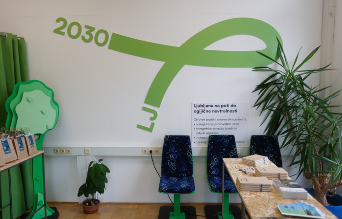 notranjost info točke, na steni podoba kampanje Misija 100