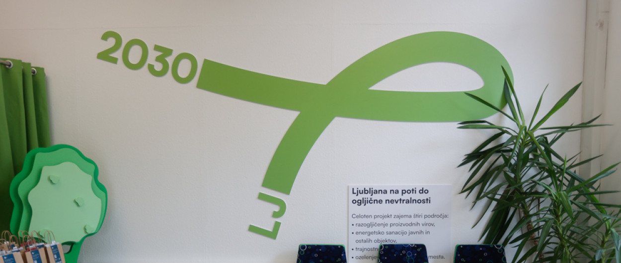 notranjost info točke, na steni podoba kampanje Misija 100