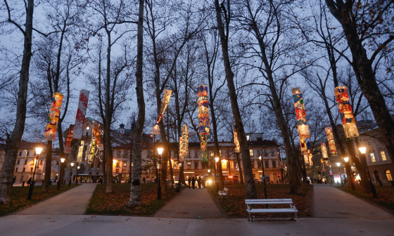 Lampijoni prazničnih barv. Foto: N. Rovan