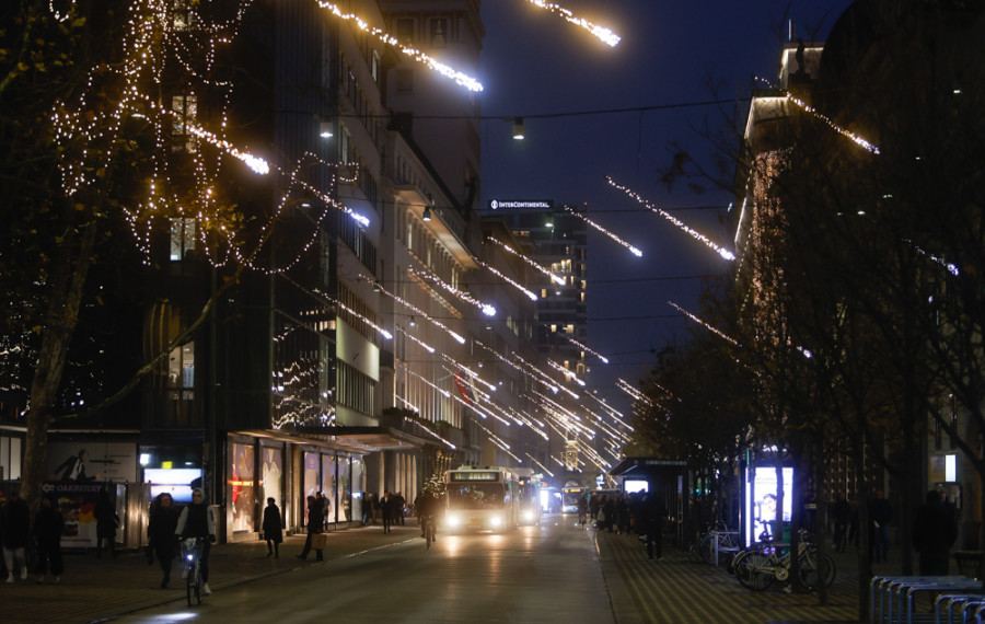 avtobus v okrašeni Ljubljani 