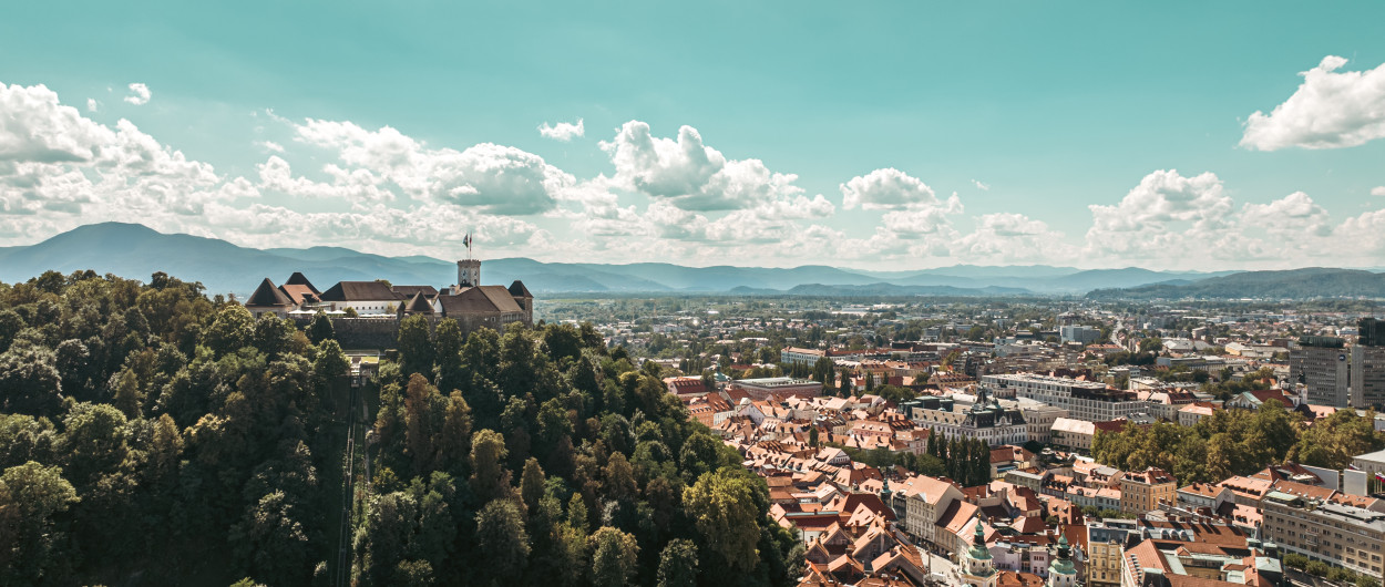 Ljubljanski grad in staro mestno jedro. Foto: Nino Kolarev