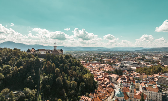 Ljubljanski grad in staro mestno jedro. Foto: Nino Kolarev