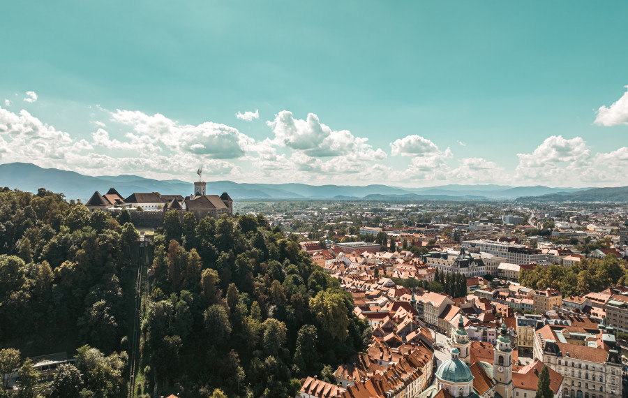 Ljubljanski grad in staro mestno jedro. Foto: Nino Kolarev