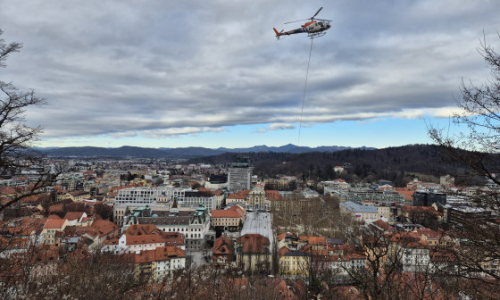 Urejanje Grajskega grica s helikopterjem. Foto: JP VOKA SNAGA