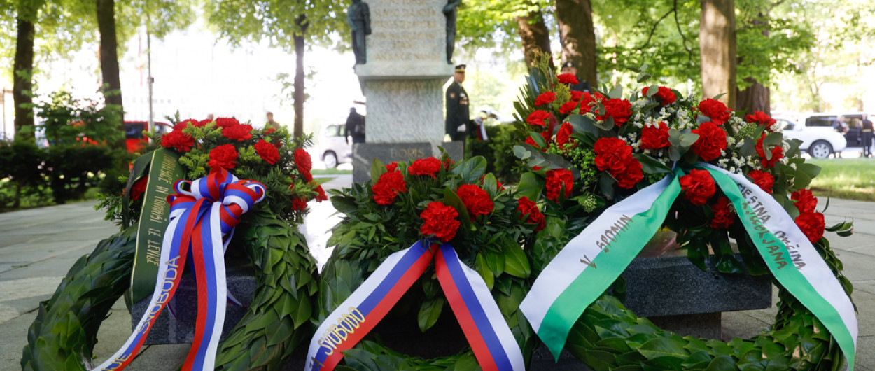 Venci ob grobnici narodnih herojev. Foto: N. Rovan