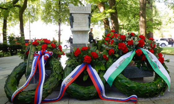 Venci ob grobnici narodnih herojev. Foto: N. Rovan