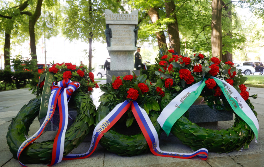 Venci ob grobnici narodnih herojev. Foto: N. Rovan