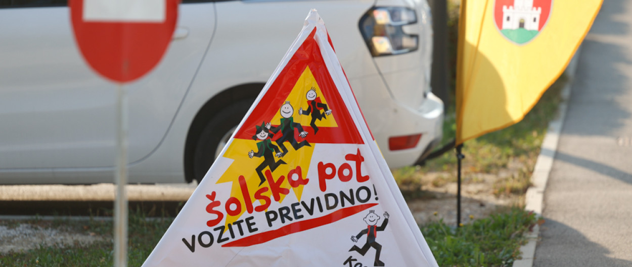 znak previdno na cesti