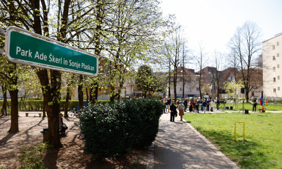 tabla z napisom park Ade Škerl in Sonje Plaskan 
