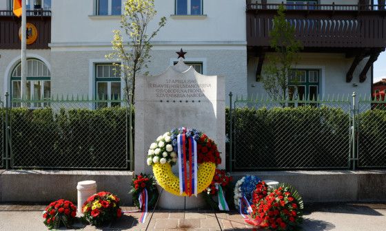spomenik pred Vidmarjevo vilo, ob katerem so položeni venci