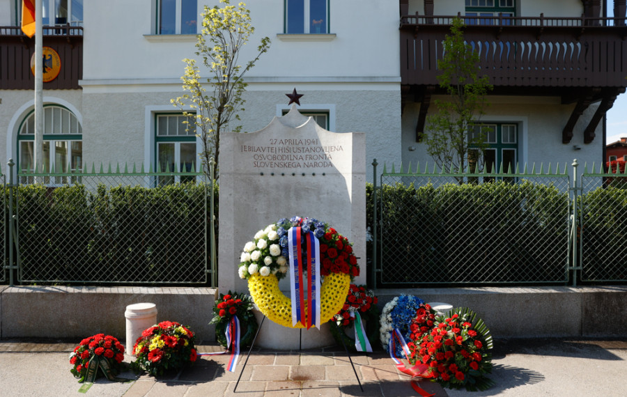 spomenik pred Vidmarjevo vilo, ob katerem so položeni venci
