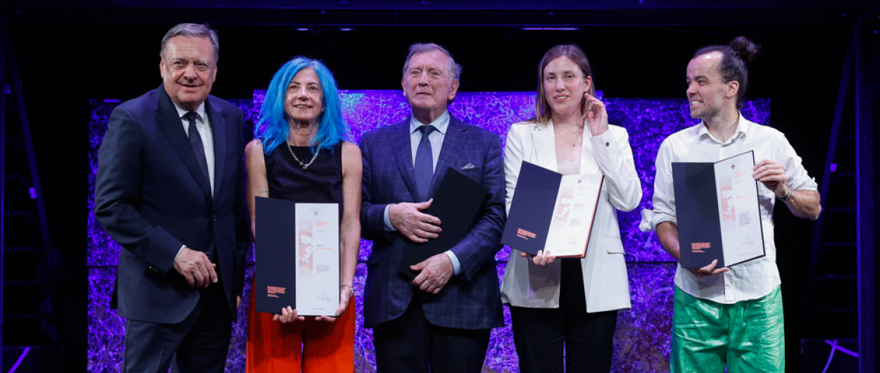 skupinska fotografija Župančičevih nagrajencev