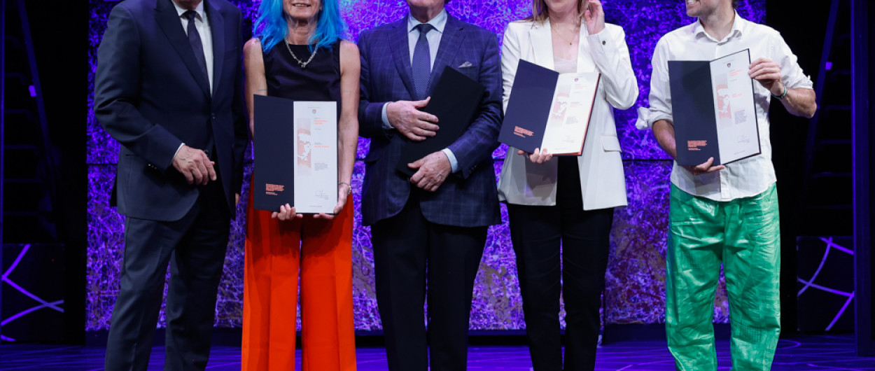 skupinska fotografija Župančičevih nagrajencev