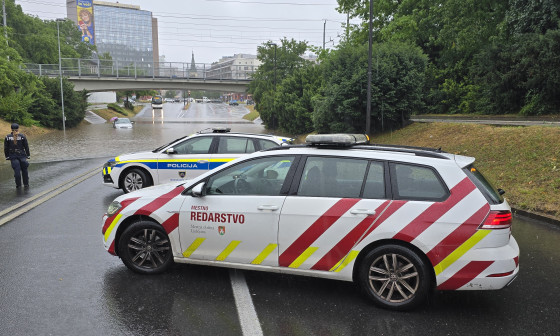 vozila mestnega redarstva ob poplavljenem podvozu