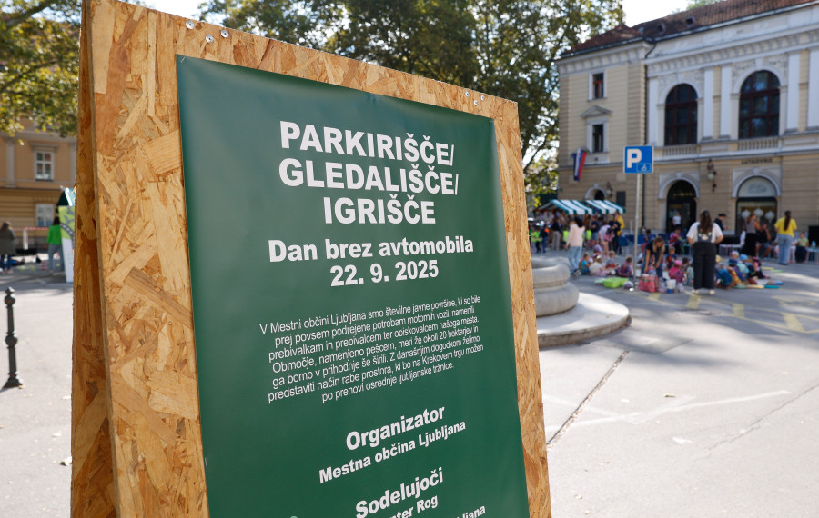  parkirišče gledališče igrišče 