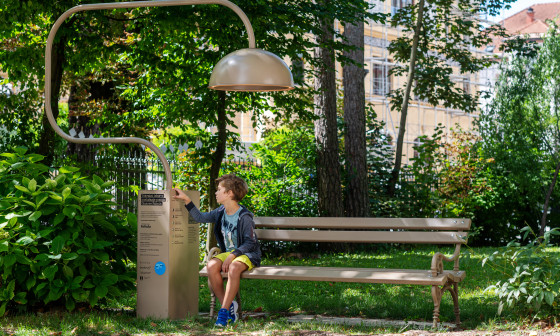otrok sedi na čudežni klopi in posluša pravljico