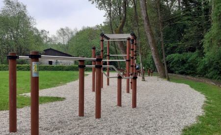 S peskom tlakovano območje fitnes naprav pri OŠ Valentina Vodnika. Foto: Arhiv MOL