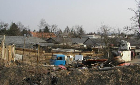 Barakarsko naselje pred rušitvijo, foto vir: JSS MOL