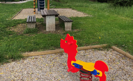 Montirali smo vzmetna in statična igrala na otroškem igrišču na Melikovi ulici. Foto: arhiv MOL