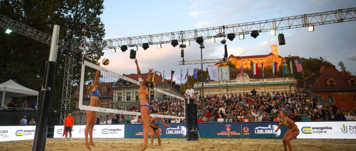Odbojka na mivki na Kongresnem trgu leta 2019. Foto: Odbojkarska zveza Slovenije