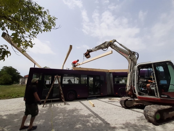 Prostovoljci gradijo ustvarjalni avtobus v Kašlju, foto: JZ Mladi zmaji 