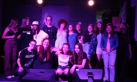 12 deklet z mentoricami Liro Jurkovič, Saro Jeremić, Nežo Dolmo in Elo Božič. Foto: Mladi zmaji