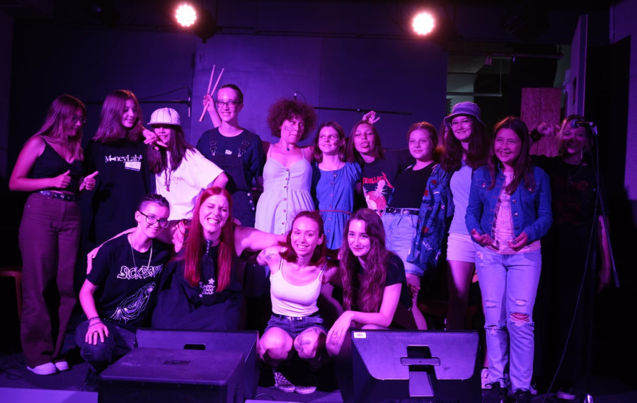 12 deklet z mentoricami Liro Jurkovič, Saro Jeremić, Nežo Dolmo in Elo Božič. Foto: Mladi zmaji
