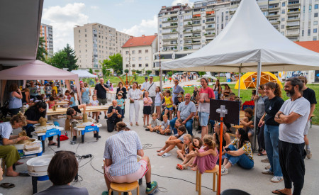 udeleženci ustvarjajo posode iz gline