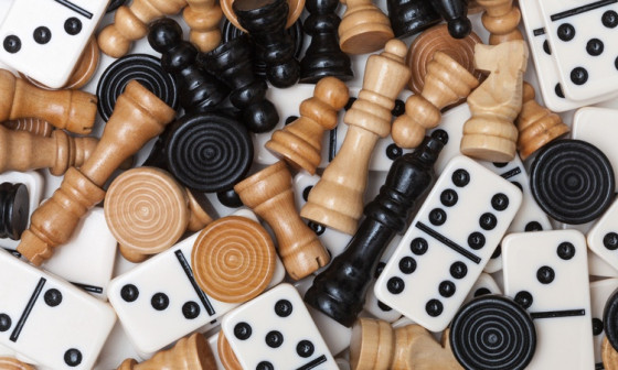 Družabne igre šah in domine. Foto vir: Cukrarna