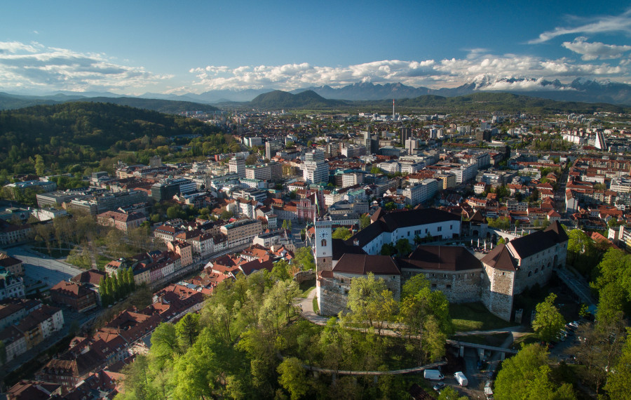 Ljubljana in Ljubljanski grad. Foto: STA, arhiv MOL