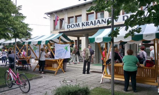 dogajanje pred sedežem ČS Dravlje