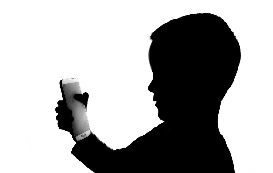 Otrok s pametnim telefonom