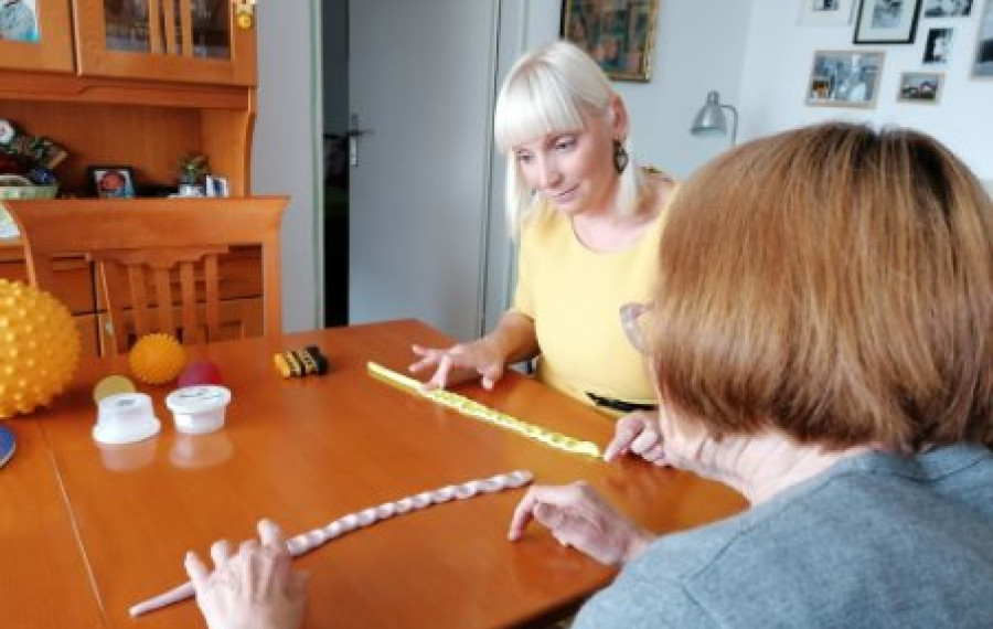 starejša in mlajša ženska pri namiznih igrah