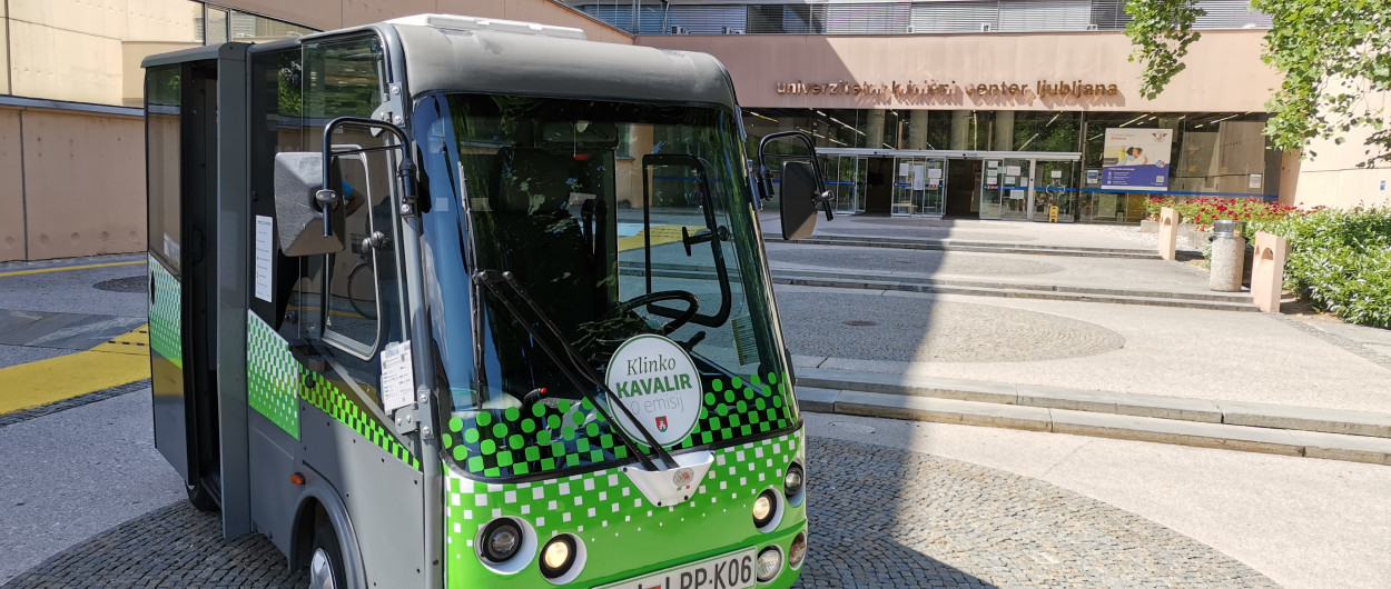 Klinko Kavalir pred vhodom v UKC Ljubljana