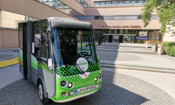 Klinko Kavalir pred vhodom v UKC Ljubljana