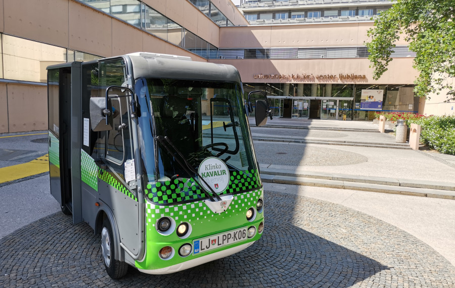 Klinko Kavalir pred vhodom v UKC Ljubljana