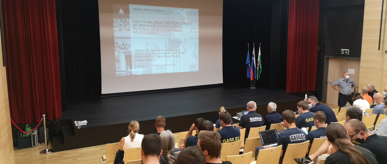 občinstvo v dvorani spremlja predstavitev projekta 