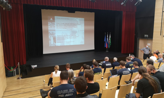 občinstvo v dvorani spremlja predstavitev projekta