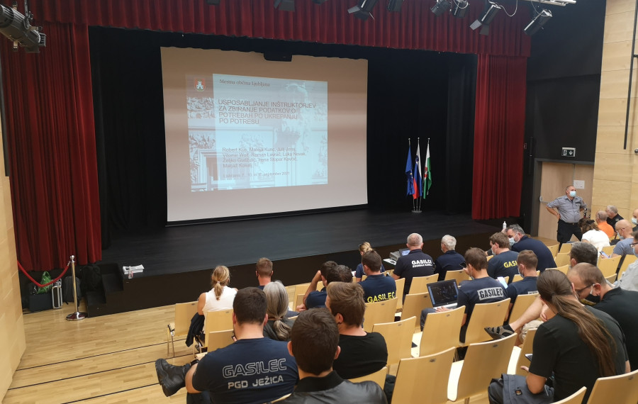 občinstvo v dvorani spremlja predstavitev projekta 