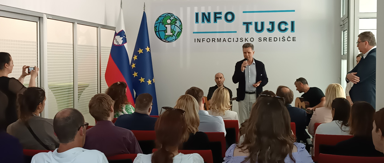 podžupan Dejan Crnek na otvoritvi informacijskega centra
