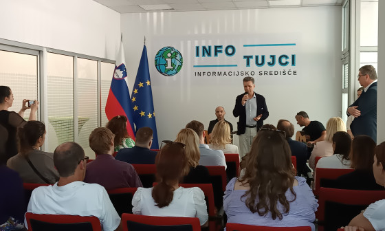 podžupan Dejan Crnek na otvoritvi informacijskega centra