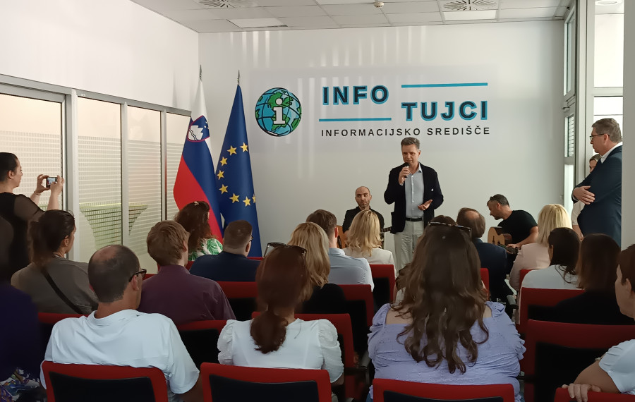 podžupan Dejan Crnek na otvoritvi informacijskega centra