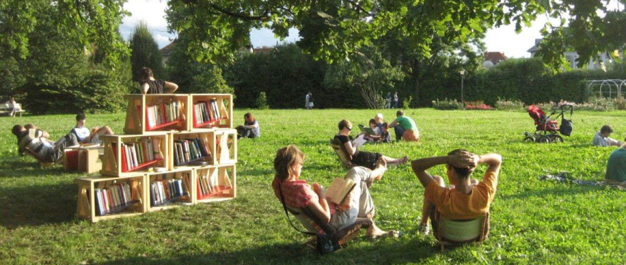 Knjižnica pod krošnjami na lokaciji v Tivoliju. Foto vir: Divja misel