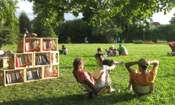 Knjižnica pod krošnjami na lokaciji v Tivoliju. Foto vir: Divja misel